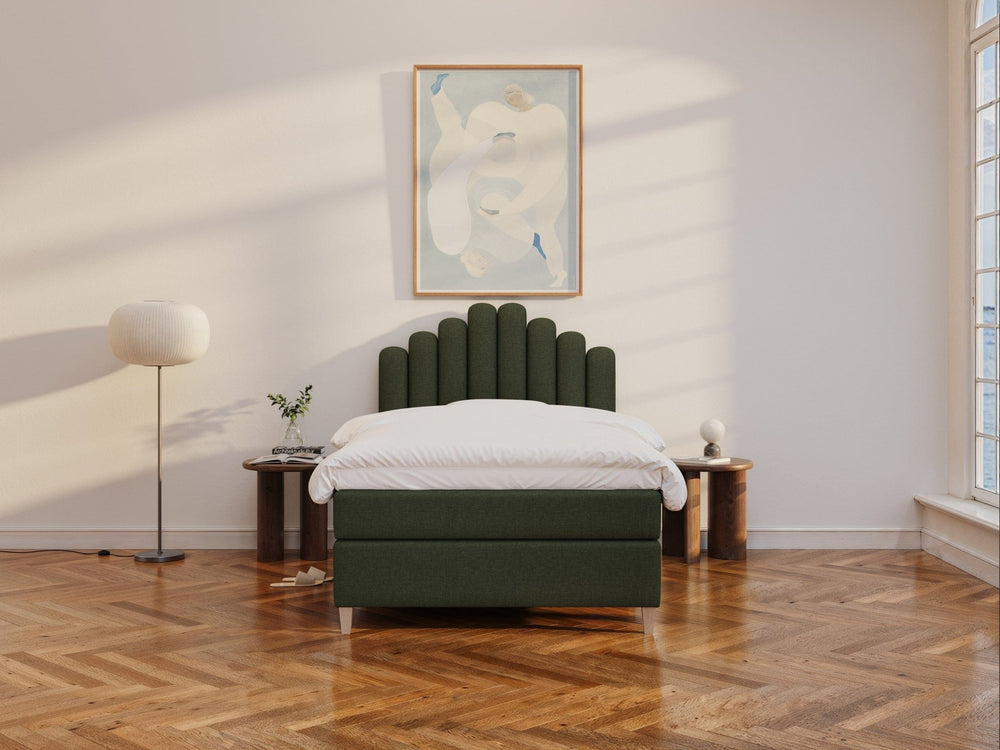 Snefrid Älv 120x200 Mørkegrøn Nordic Dream tilbyr senger med skandinavisk design og materialer av høy kvalitet. Opplev perfekt komfort for en god natts søvn. Bestill din i dag!