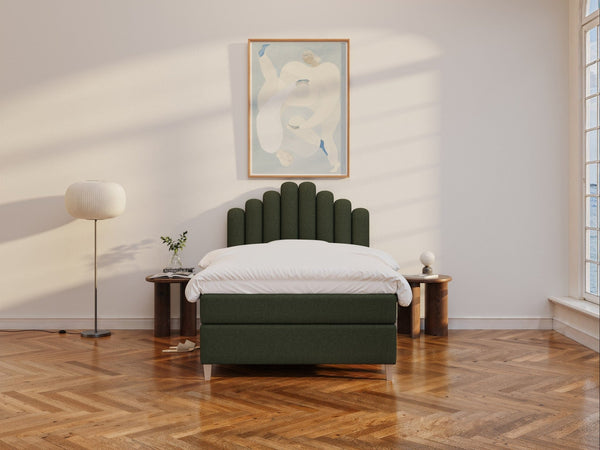 Snefrid Älv 120x200 Mørkegrøn Nordic Dream tilbyr senger med skandinavisk design og materialer av høy kvalitet. Opplev perfekt komfort for en god natts søvn. Bestill din i dag!