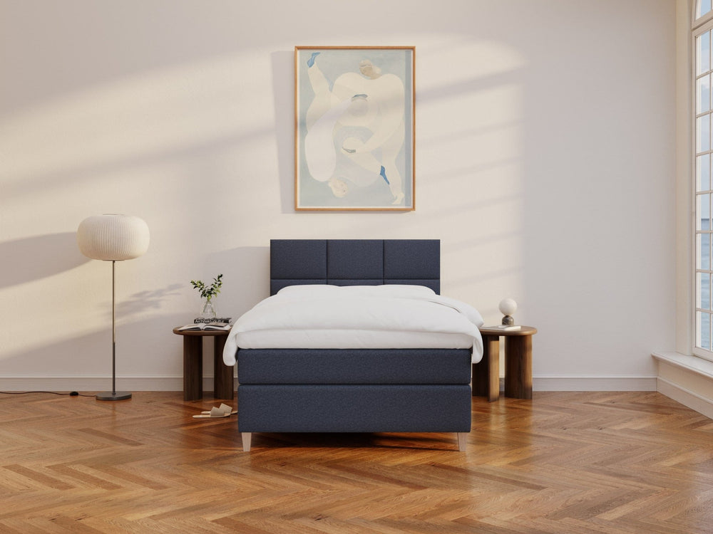 Snefrid Älv 140x210 Mørkeblå Nordic Dream tilbyr senger med skandinavisk design og materialer av høy kvalitet. Opplev perfekt komfort for en god natts søvn. Bestill din i dag!