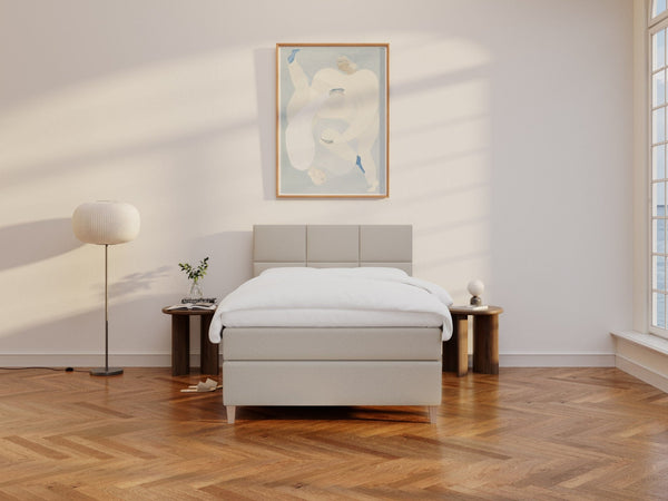 Snefrid Älv 140x210 Sand Nordic Dream tilbyr senger med skandinavisk design og materialer av høy kvalitet. Opplev perfekt komfort for en god natts søvn. Bestill din i dag!