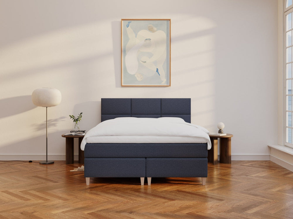 Snefrid Älv 160x200 Mørkeblå Nordic Dream tilbyr senger med skandinavisk design og materialer av høy kvalitet. Opplev perfekt komfort for en god natts søvn. Bestill din i dag!