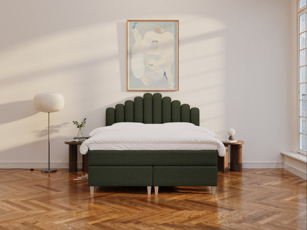 Snefrid Älv 160x200 Mørkegrøn Nordic Dream tilbyr senger med skandinavisk design og materialer av høy kvalitet. Opplev perfekt komfort for en god natts søvn. Bestill din i dag!