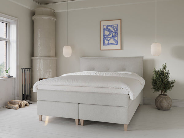 Snefrid Älv 160x210 Bouclé cream Nordic Dream tilbyr senger med skandinavisk design og materialer av høy kvalitet. Opplev perfekt komfort for en god natts søvn. Bestill din i dag!