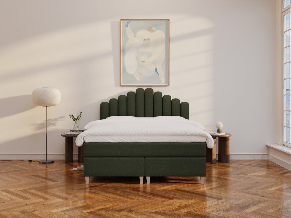 Snefrid Älv 160x210 Mørkegrøn Nordic Dream tilbyr senger med skandinavisk design og materialer av høy kvalitet. Opplev perfekt komfort for en god natts søvn. Bestill din i dag!