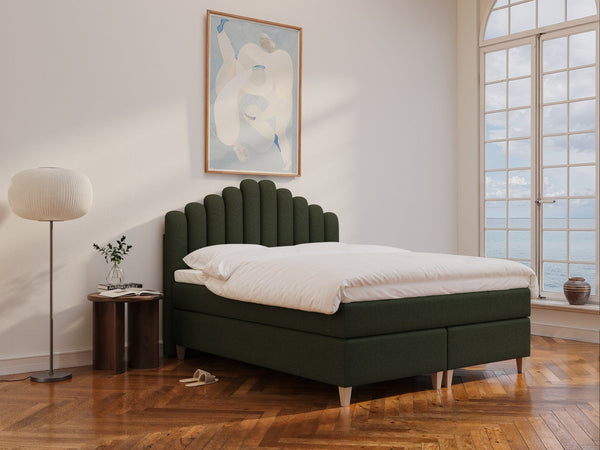 Snefrid Älv 160x210 Mørkegrøn Nordic Dream tilbyr senger med skandinavisk design og materialer av høy kvalitet. Opplev perfekt komfort for en god natts søvn. Bestill din i dag!