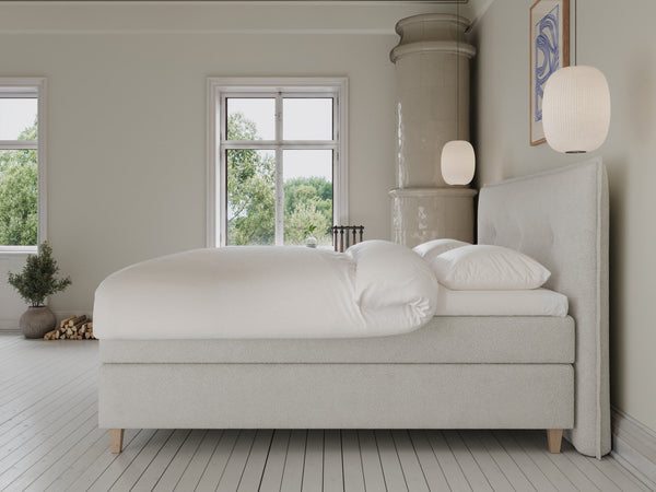 Snefrid Älv 200x200 Bouclé cream Nordic Dream tilbyr senger med skandinavisk design og materialer av høy kvalitet. Opplev perfekt komfort for en god natts søvn. Bestill din i dag!