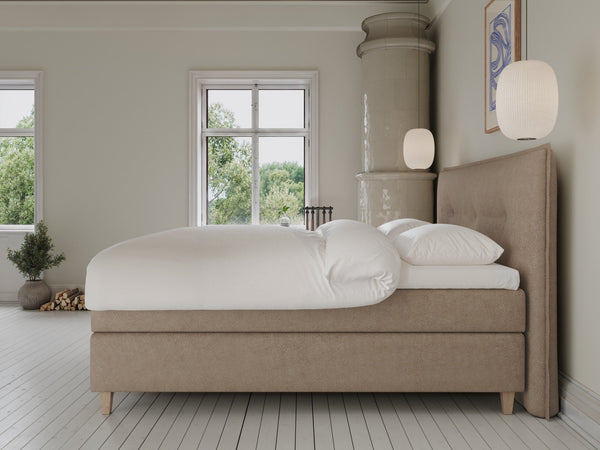 Snefrid Älv 200x200 Bouclé latte Nordic Dream tilbyr senger med skandinavisk design og materialer av høy kvalitet. Opplev perfekt komfort for en god natts søvn. Bestill din i dag!