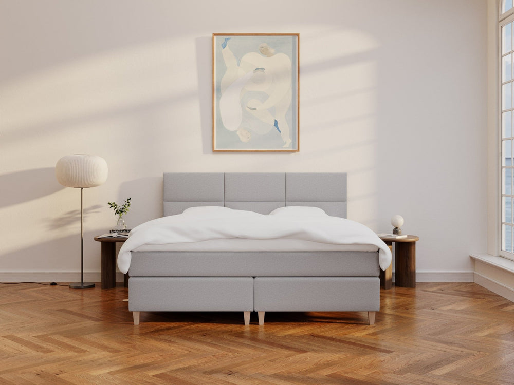 Snefrid Älv 200x200 Lysegrå Nordic Dream tilbyr senger med skandinavisk design og materialer av høy kvalitet. Opplev perfekt komfort for en god natts søvn. Bestill din i dag!