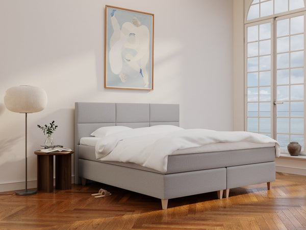 Snefrid Älv 200x200 Lysegrå Nordic Dream tilbyr senger med skandinavisk design og materialer av høy kvalitet. Opplev perfekt komfort for en god natts søvn. Bestill din i dag!