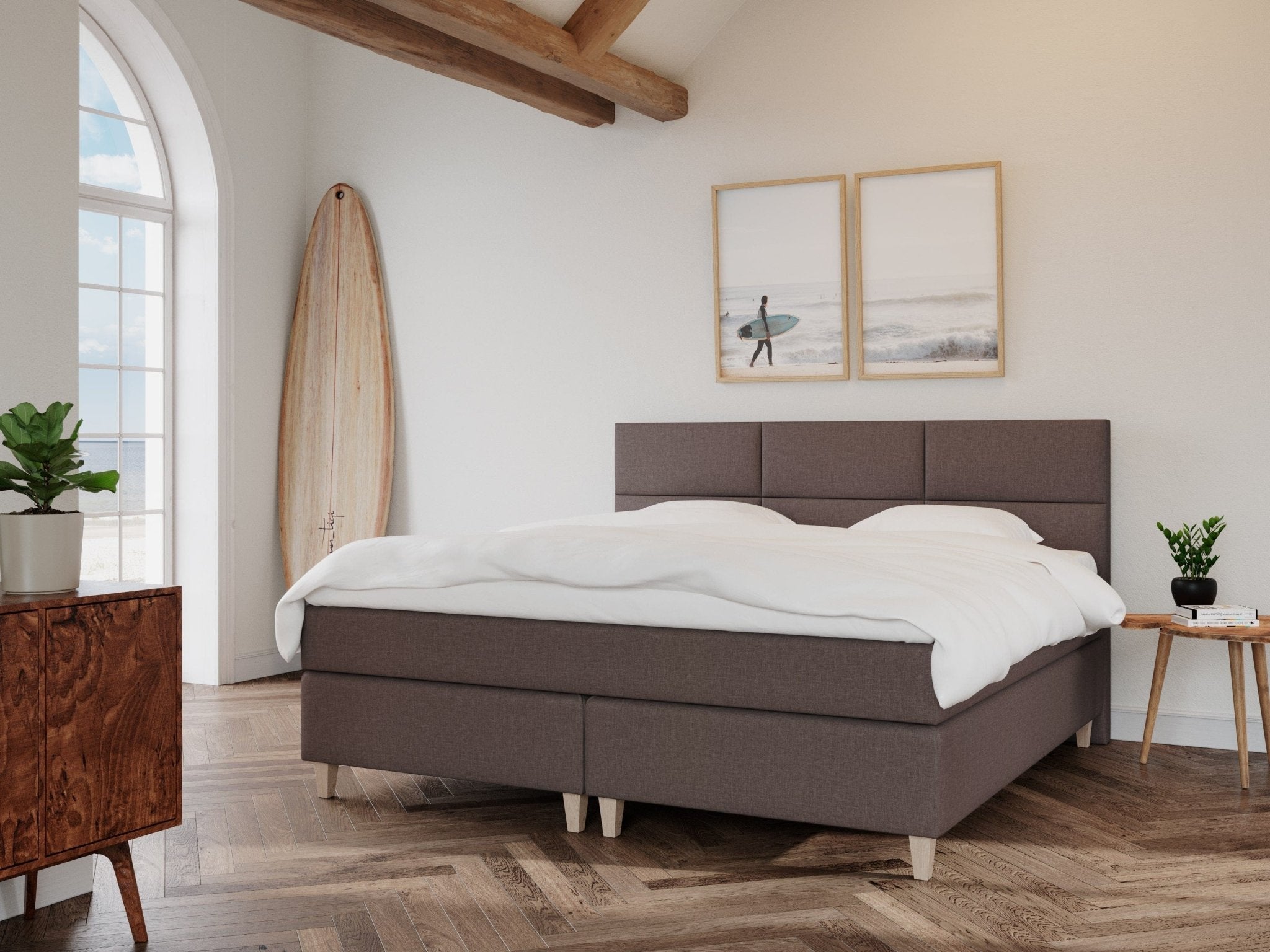 Snefrid Älv 200x200 Mørk Brun Nordic Dream tilbyr senger med skandinavisk design og materialer av høy kvalitet. Opplev perfekt komfort for en god natts søvn. Bestill din i dag!