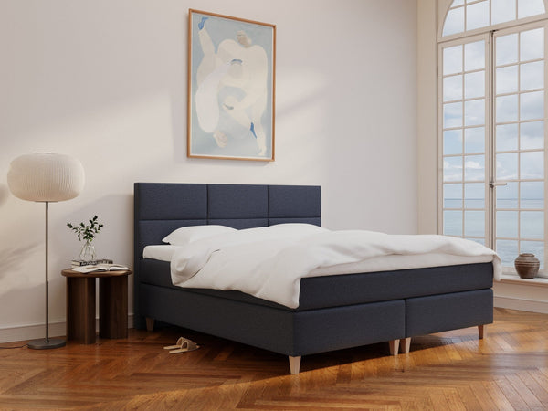 Snefrid Älv 200x200 Mørkeblå Nordic Dream tilbyr senger med skandinavisk design og materialer av høy kvalitet. Opplev perfekt komfort for en god natts søvn. Bestill din i dag!