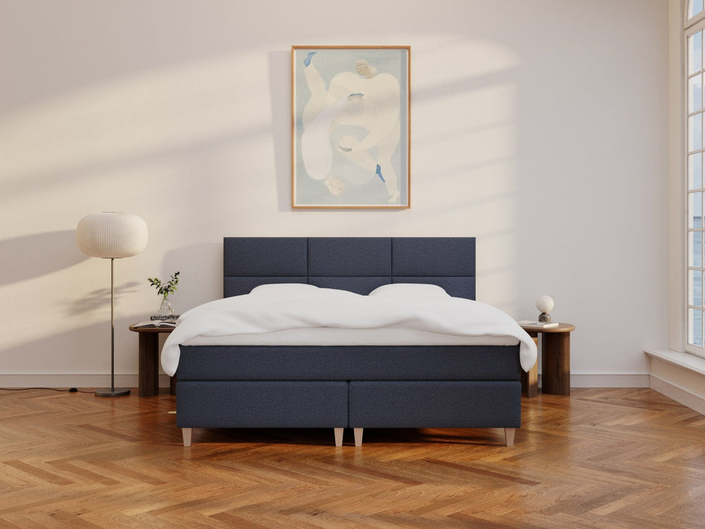 Snefrid Älv 200x200 Mørkeblå Nordic Dream tilbyr senger med skandinavisk design og materialer av høy kvalitet. Opplev perfekt komfort for en god natts søvn. Bestill din i dag!