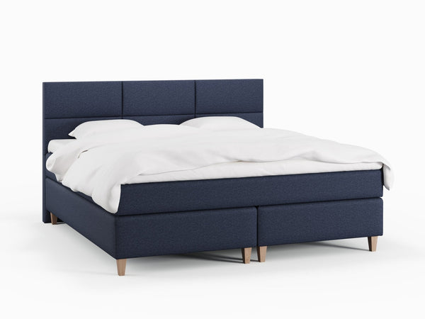 Snefrid Älv 200x200 Mørkeblå Nordic Dream tilbyr senger med skandinavisk design og materialer av høy kvalitet. Opplev perfekt komfort for en god natts søvn. Bestill din i dag!