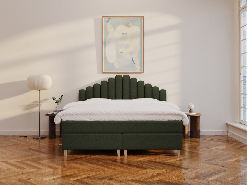 Snefrid Älv 200x200 Mørkegrøn Nordic Dream tilbyr senger med skandinavisk design og materialer av høy kvalitet. Opplev perfekt komfort for en god natts søvn. Bestill din i dag!