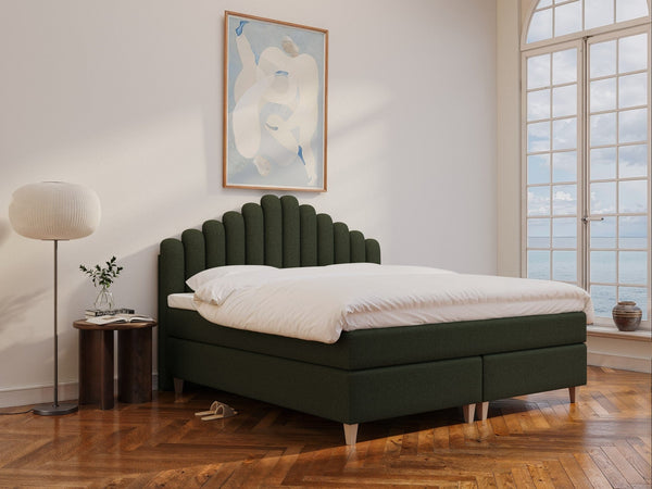 Snefrid Älv 200x200 Mørkegrøn Nordic Dream tilbyr senger med skandinavisk design og materialer av høy kvalitet. Opplev perfekt komfort for en god natts søvn. Bestill din i dag!