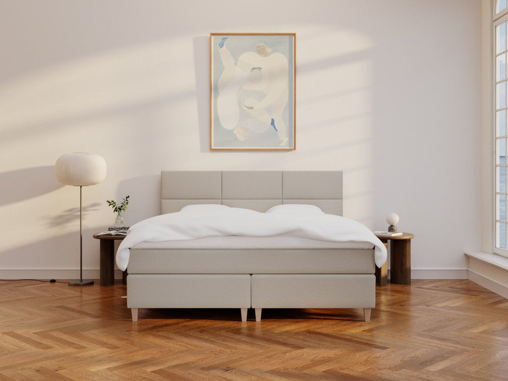 Snefrid Älv 220x220 Sand Nordic Dream tilbyr senger med skandinavisk design og materialer av høy kvalitet. Opplev perfekt komfort for en god natts søvn. Bestill din i dag!