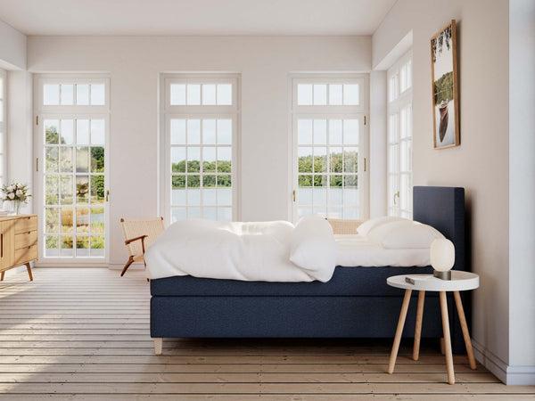 Snefrid Fjäll 120x200 Mørkeblå Nordic Dream tilbyr senger med skandinavisk design og materialer av høy kvalitet. Opplev perfekt komfort for en god natts søvn. Bestill din i dag!