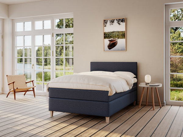 Snefrid Fjäll 120x200 Mørkeblå Nordic Dream tilbyr senger med skandinavisk design og materialer av høy kvalitet. Opplev perfekt komfort for en god natts søvn. Bestill din i dag!