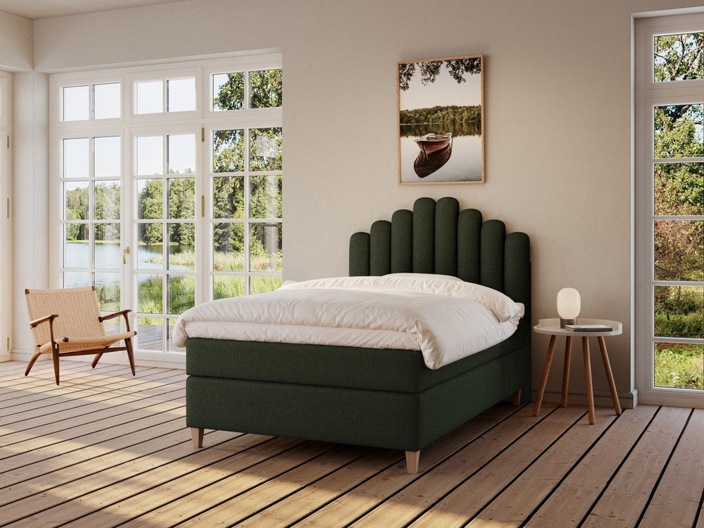 Snefrid Fjäll 140x200 Mørkegrøn Nordic Dream tilbyr senger med skandinavisk design og materialer av høy kvalitet. Opplev perfekt komfort for en god natts søvn. Bestill din i dag!