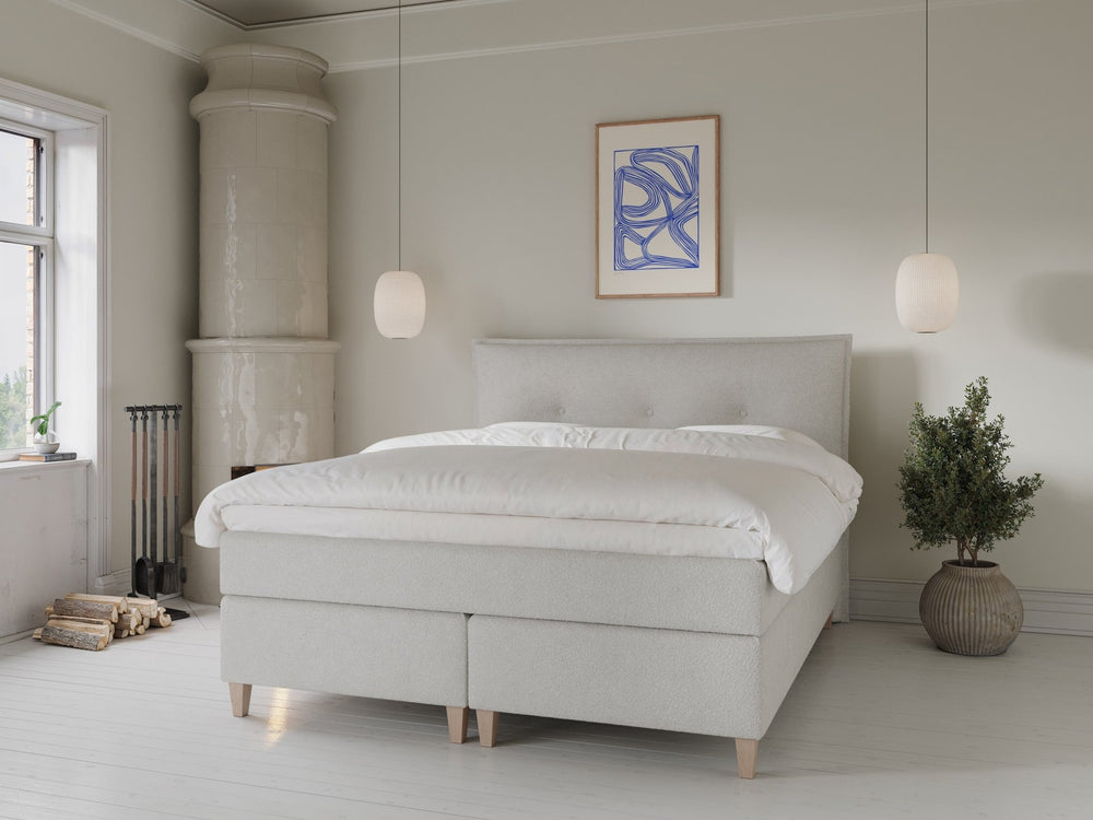 Snefrid Fjäll 160x200 Bouclé cream Nordic Dream tilbyr senger med skandinavisk design og materialer av høy kvalitet. Opplev perfekt komfort for en god natts søvn. Bestill din i dag!