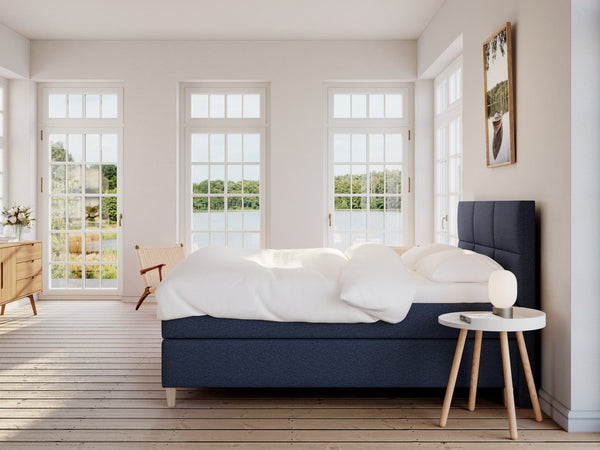 Snefrid Fjäll 160x200 Mørkeblå Nordic Dream tilbyr senger med skandinavisk design og materialer av høy kvalitet. Opplev perfekt komfort for en god natts søvn. Bestill din i dag!