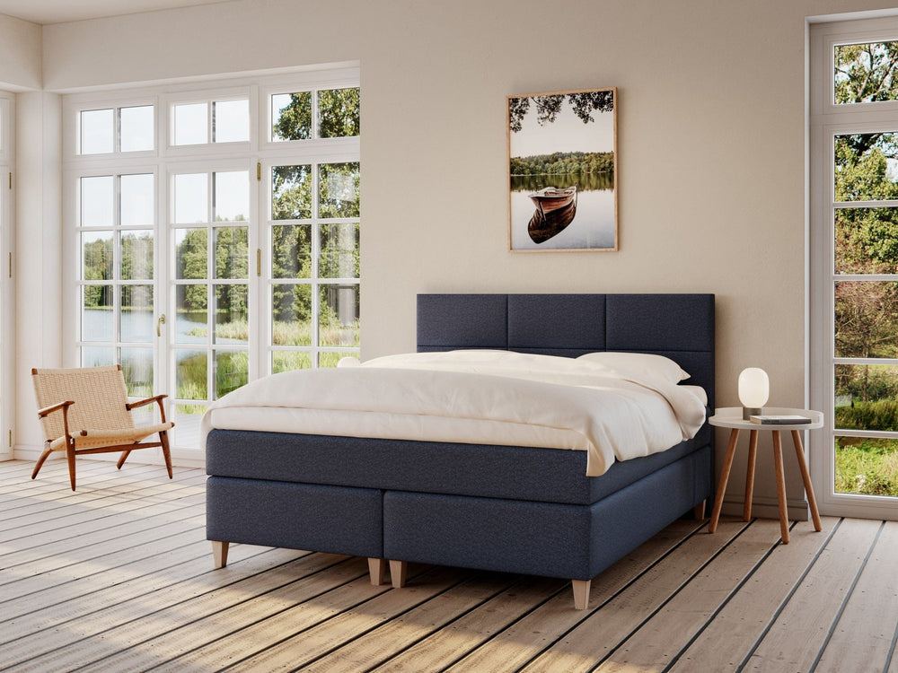 Snefrid Fjäll 180x200 Mørkeblå Nordic Dream tilbyr senger med skandinavisk design og materialer av høy kvalitet. Opplev perfekt komfort for en god natts søvn. Bestill din i dag!