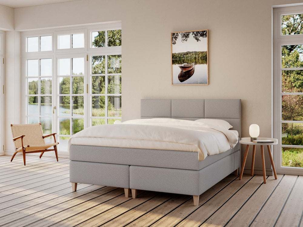 Snefrid Fjäll 200x200 Lysegrå Nordic Dream tilbyr senger med skandinavisk design og materialer av høy kvalitet. Opplev perfekt komfort for en god natts søvn. Bestill din i dag!