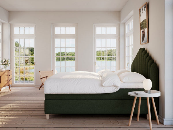 Snefrid Fjäll 220x220 Mørkegrøn Nordic Dream tilbyr senger med skandinavisk design og materialer av høy kvalitet. Opplev perfekt komfort for en god natts søvn. Bestill din i dag!
