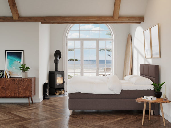 Snefrid Fjord 120x200 Mørk Brun Nordic Dream tilbyr senger med skandinavisk design og materialer av høy kvalitet. Opplev perfekt komfort for en god natts søvn. Bestill din i dag!