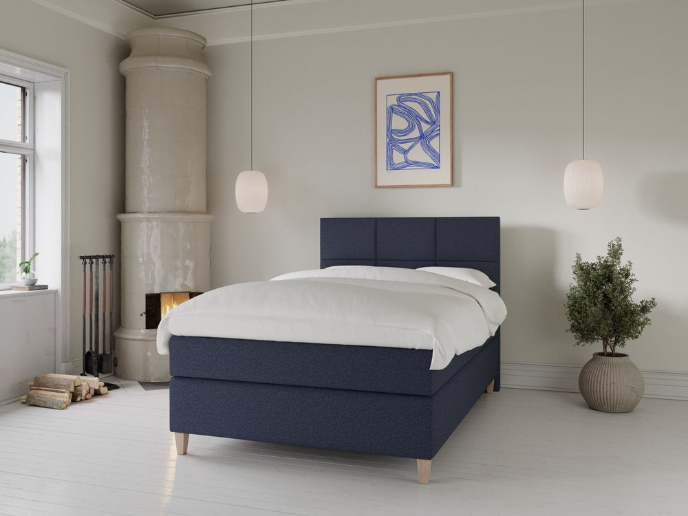 Snefrid Fjord 140x200 Mørkeblå Nordic Dream tilbyr senger med skandinavisk design og materialer av høy kvalitet. Opplev perfekt komfort for en god natts søvn. Bestill din i dag!