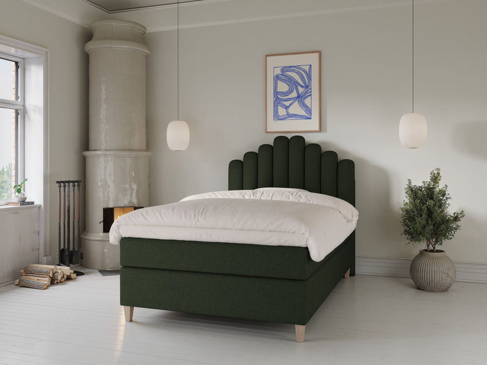 Snefrid Fjord 140x200 Mørkegrøn Nordic Dream tilbyr senger med skandinavisk design og materialer av høy kvalitet. Opplev perfekt komfort for en god natts søvn. Bestill din i dag!