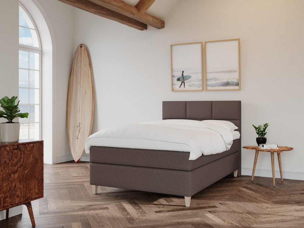 Snefrid Fjord 140x210 Mørk Brun Nordic Dream tilbyr senger med skandinavisk design og materialer av høy kvalitet. Opplev perfekt komfort for en god natts søvn. Bestill din i dag!