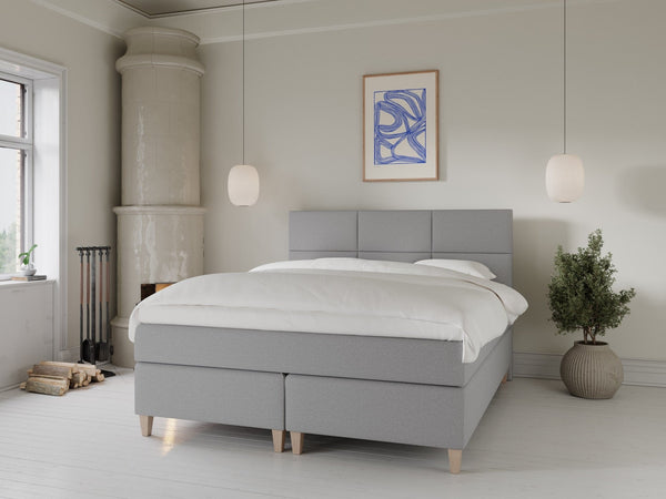Snefrid Fjord 150x200 Lysegrå Nordic Dream tilbyr senger med skandinavisk design og materialer av høy kvalitet. Opplev perfekt komfort for en god natts søvn. Bestill din i dag!