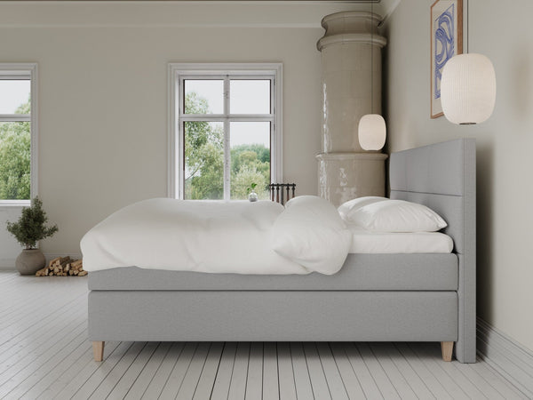 Snefrid Fjord 150x200 Lysegrå Nordic Dream tilbyr senger med skandinavisk design og materialer av høy kvalitet. Opplev perfekt komfort for en god natts søvn. Bestill din i dag!