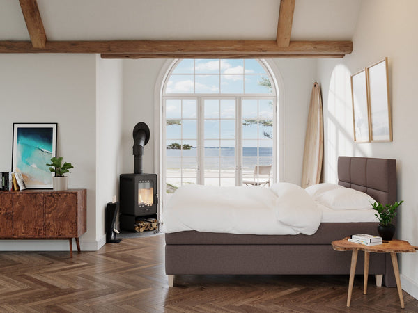 Snefrid Fjord 150x200 Mørk Brun Nordic Dream tilbyr senger med skandinavisk design og materialer av høy kvalitet. Opplev perfekt komfort for en god natts søvn. Bestill din i dag!