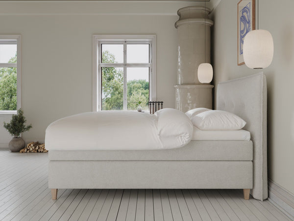 Snefrid Fjord 160x210 Bouclé cream Nordic Dream tilbyr senger med skandinavisk design og materialer av høy kvalitet. Opplev perfekt komfort for en god natts søvn. Bestill din i dag!