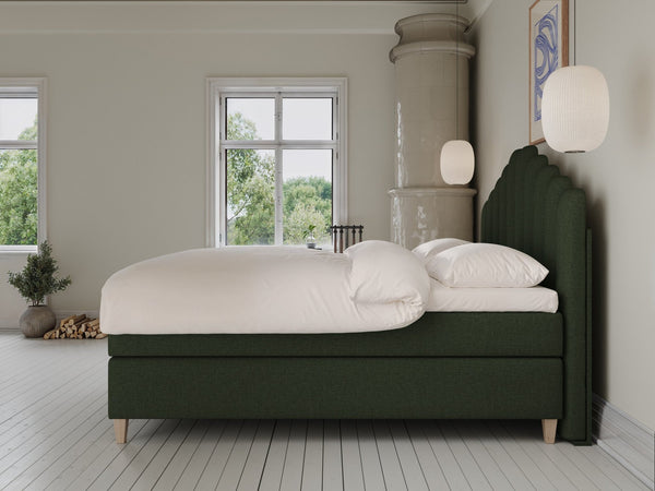 Snefrid Fjord 160x210 Mørkegrøn Nordic Dream tilbyr senger med skandinavisk design og materialer av høy kvalitet. Opplev perfekt komfort for en god natts søvn. Bestill din i dag!