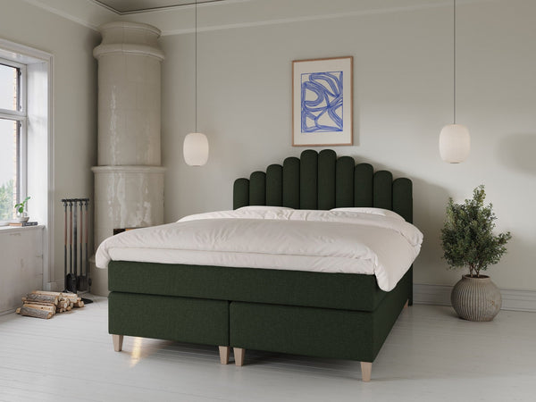 Snefrid Fjord 160x210 Mørkegrøn Nordic Dream tilbyr senger med skandinavisk design og materialer av høy kvalitet. Opplev perfekt komfort for en god natts søvn. Bestill din i dag!