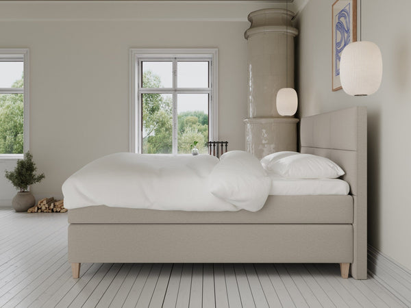 Snefrid Fjord 180x200 Sand Nordic Dream tilbyr senger med skandinavisk design og materialer av høy kvalitet. Opplev perfekt komfort for en god natts søvn. Bestill din i dag!
