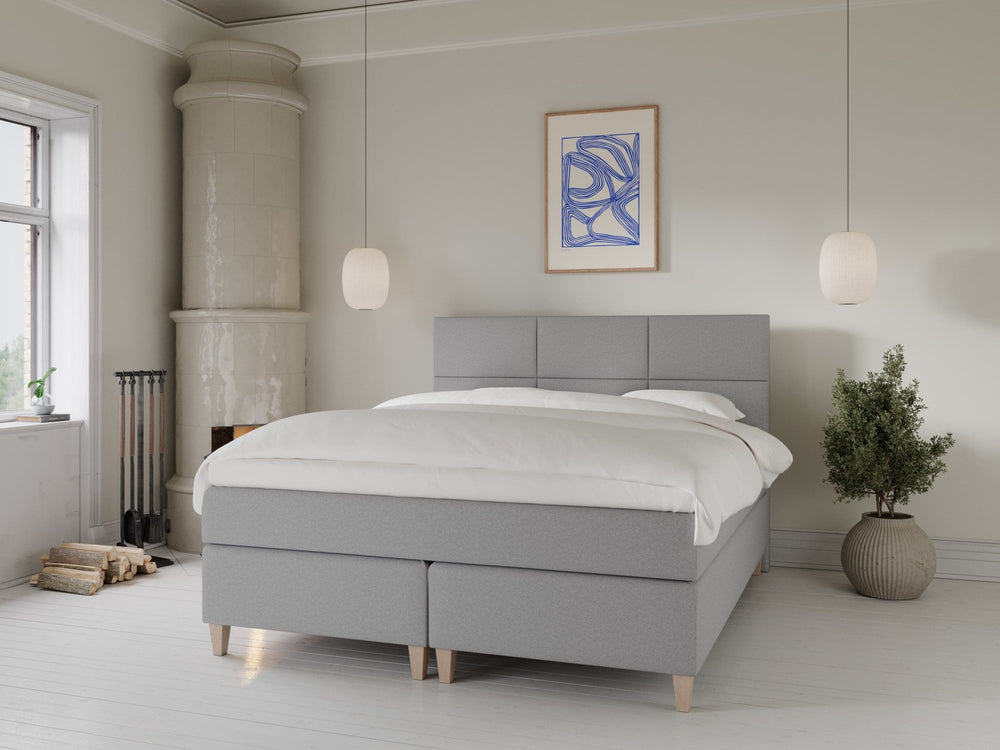 Snefrid Fjord 180x210 Lysegrå Nordic Dream tilbyr senger med skandinavisk design og materialer av høy kvalitet. Opplev perfekt komfort for en god natts søvn. Bestill din i dag!