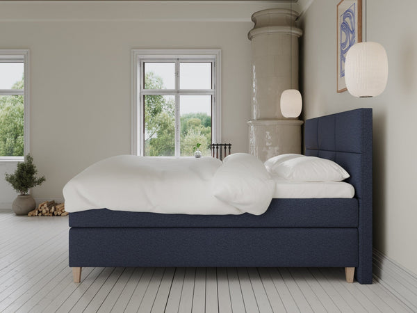 Snefrid Fjord 180x210 Mørkeblå Nordic Dream tilbyr senger med skandinavisk design og materialer av høy kvalitet. Opplev perfekt komfort for en god natts søvn. Bestill din i dag!