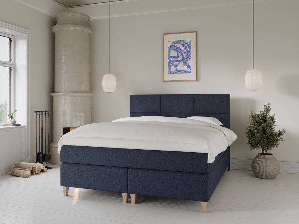 Snefrid Fjord 180x210 Mørkeblå Nordic Dream tilbyr senger med skandinavisk design og materialer av høy kvalitet. Opplev perfekt komfort for en god natts søvn. Bestill din i dag!