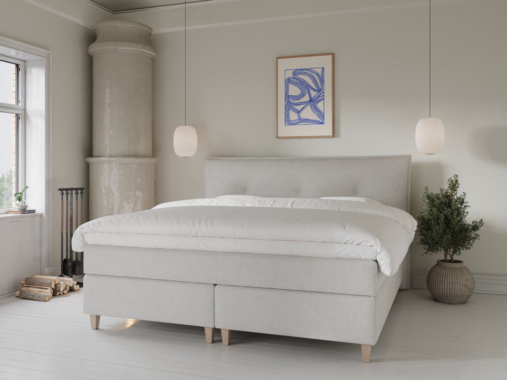 Snefrid Fjord 200x200 Bouclé cream Nordic Dream tilbyr senger med skandinavisk design og materialer av høy kvalitet. Opplev perfekt komfort for en god natts søvn. Bestill din i dag!