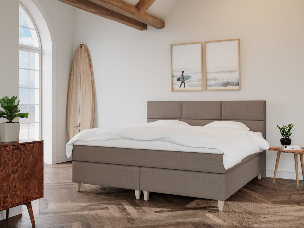 Snefrid Fjord 210x210 Brun Nordic Dream tilbyr senger med skandinavisk design og materialer av høy kvalitet. Opplev perfekt komfort for en god natts søvn. Bestill din i dag!