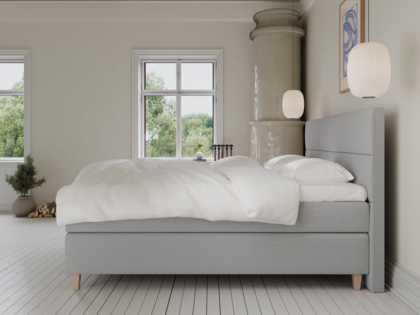 Snefrid Fjord 210x210 Lysegrå Nordic Dream tilbyr senger med skandinavisk design og materialer av høy kvalitet. Opplev perfekt komfort for en god natts søvn. Bestill din i dag!
