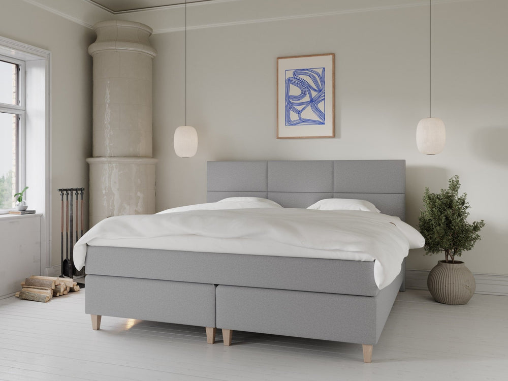 Snefrid Fjord 210x210 Lysegrå Nordic Dream tilbyr senger med skandinavisk design og materialer av høy kvalitet. Opplev perfekt komfort for en god natts søvn. Bestill din i dag!