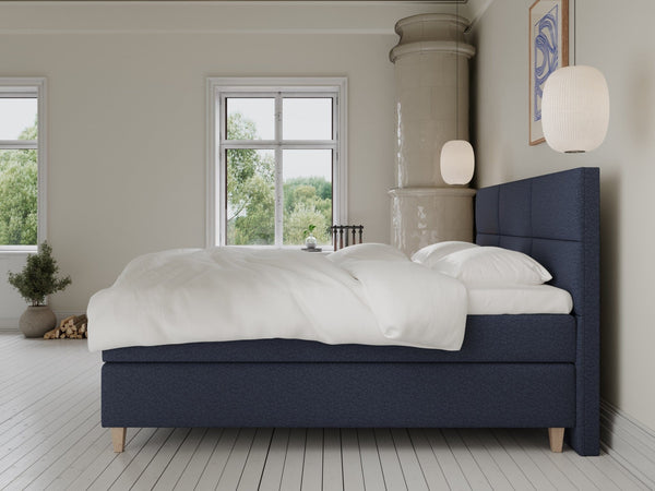 Snefrid Fjord 220x220 Mørkeblå Nordic Dream tilbyr senger med skandinavisk design og materialer av høy kvalitet. Opplev perfekt komfort for en god natts søvn. Bestill din i dag!