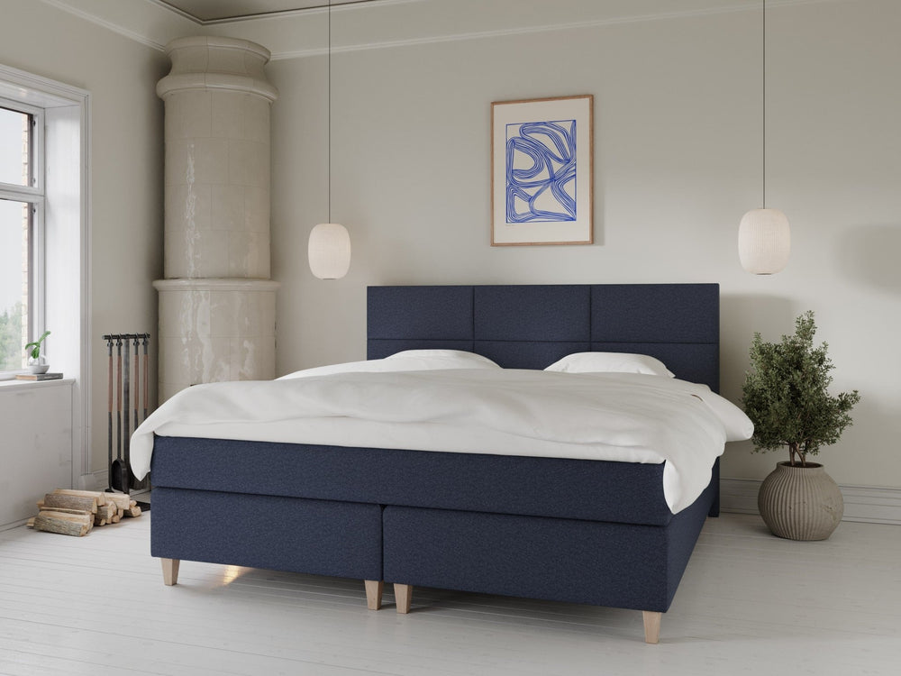 Snefrid Fjord 220x220 Mørkeblå Nordic Dream tilbyr senger med skandinavisk design og materialer av høy kvalitet. Opplev perfekt komfort for en god natts søvn. Bestill din i dag!