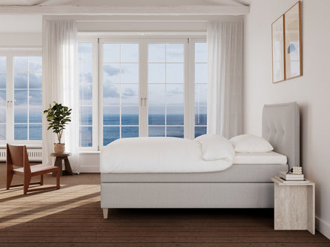 Snefrid Nordlys 120x200 Lysegrå Nordic Dream tilbyr senger med skandinavisk design og materialer av høy kvalitet. Opplev perfekt komfort for en god natts søvn. Bestill din i dag!