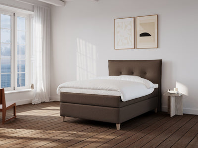 Snefrid Nordlys 120x200 Mørk Brun Nordic Dream tilbyr senger med skandinavisk design og materialer av høy kvalitet. Opplev perfekt komfort for en god natts søvn. Bestill din i dag!